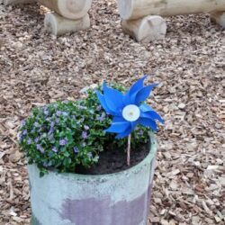 Bänke im Garten der Spielgruppe Niederscherli
