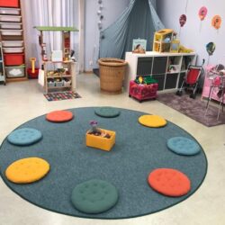Begrüssungskreis mit Kissen in der Spielgruppe