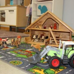 Bauernhof mit Traktor