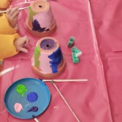 Töpfe bemalen in der Spielgruppe