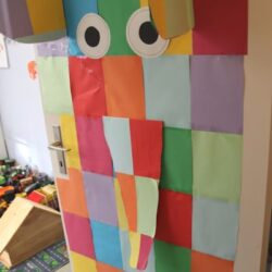 Tür mit Elefant mit Einblick in die Spielgruppe